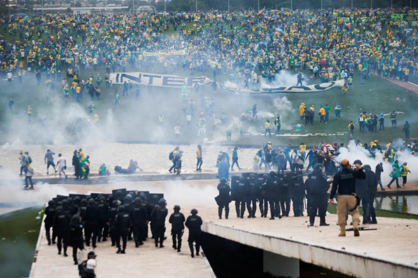 Полиция напротив сторонников ультраправого экс-президента Бразилии Жаира Болсонару, которые оспаривают избрание левого президента Луиса Инасио Лулы да Силвы. Бразилиа, 8 января 2023 г.(2023)|Фото: Reuters / Adriano Machado