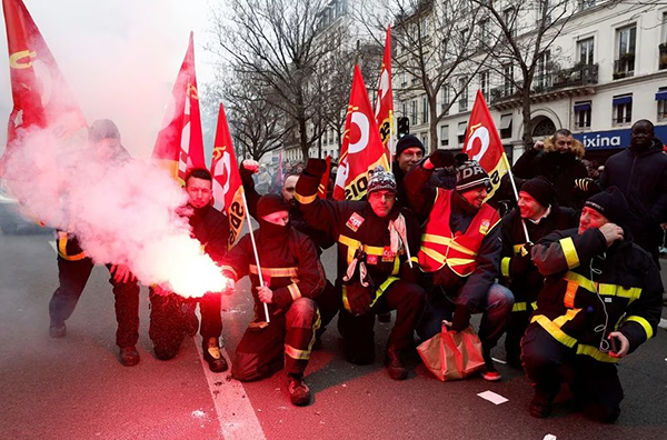 Бастующие французские пожарные во время демонстрации протеста против пенсионной реформы (Париж, 19.01.23)(2023)|Фото: Reuters/Benoit Tessier
