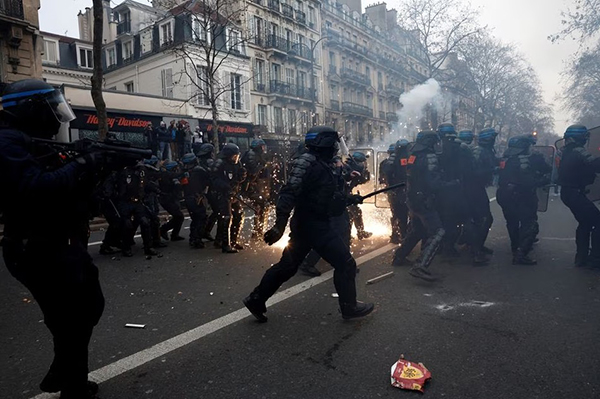Французский спецназ во время акции протеста против пенсионной реформы во Франции (Париж, 19.01.23)(2023)|Фото: Reuters/Benoit Tessier