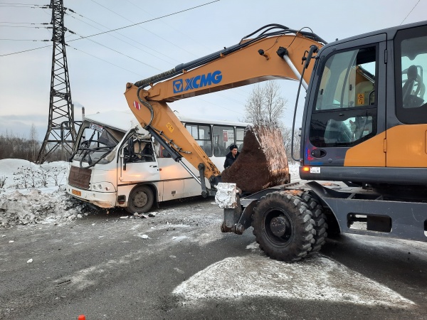 ДТП с автобусом и экскаватором в Нижнем Тагиле(2023)|Фото: УГИБДД по Свердловской области