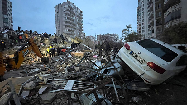 Разрушенная квартира и поврежденный автомобиль после землетрясения в Адане, Турция(2023)|Фото: Omer Yildiz/Anadolu Agency/Getty Images