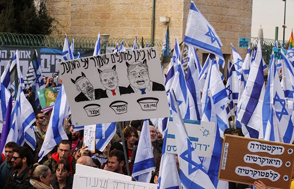 Демонстрация против планируемой юридической реформы в Израиле(2023)|Фото: Reuters/Ammar Awad