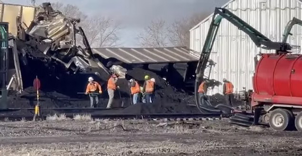 Грузовой поезд Union Pacific сошел с рельсов недалеко от Гетеборга, штат Небраска (США)(2023)|Фото: independent.co.uk