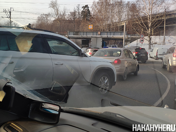 Застрявшие фуры под "мостом дураков" в Екатеринбурге (въезд в сторону Компрессорного по улице Сибирский Тракт)(2023)|Фото: Накануне.RU