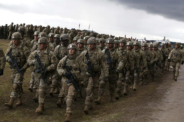 Американские солдаты на церемонии встречи возглавляемых США войск НАТО на полигоне возле Ожиша, Польша, 13 апреля 2017 г. (2023)|Фото: Reuters/Kacper Pempel