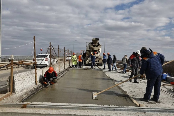мост, ремонт, дорожники, заливка бетона, асфальтирование(2023)|Фото: пресс-служба правительства Астраханской области
