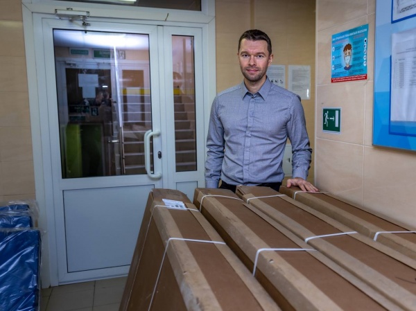 Алексей Вихарев передает оборудование для больницы(2023)|Фото: пресс-служба депутата Алексея Вихарева