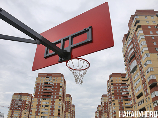 Баскетбольное кольцо в школе №65 в Тюмени(2023)|Фото: Накануне.RU