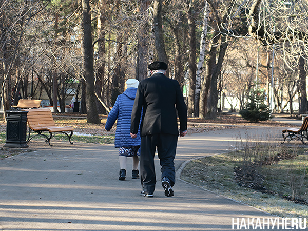 Пенсионеры в парке "Зеленая роща" в Екатеринбурге(2023)|Фото: Накануне.RU