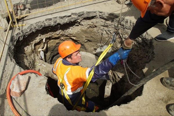 рабочий, жкх, городская инфраструктура, ремонтные работы, канализация(2023)|Фото:  пресс-служба правительства Астраханской области