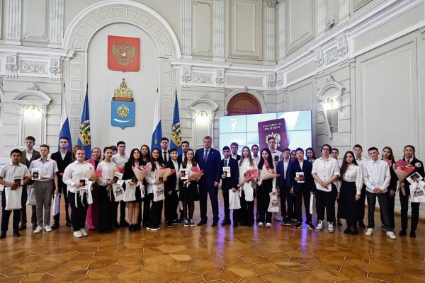 игорь бабушкин, вручение паспортов(2023)|Фото: пресс-служба правительства Астраханской области