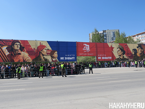 Надпись "Никто не забыт, ничто не забыто!" на параде Победы 9 мая в Верхней Пышме(2023)|Фото: Накануне.RU