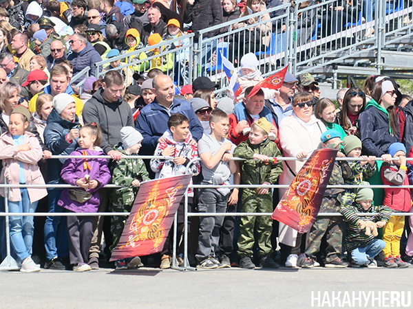 Зрители на параде Победы 9 мая в Верхней Пышме(2023)|Фото: Накануне.RU