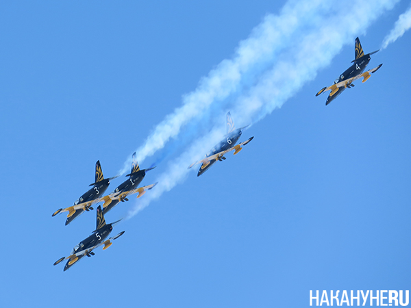 Пролет авиации пилотажной группы "Русь" на параде Победы 9 мая в Верхней Пышме(2023)|Фото: Накануне.RU