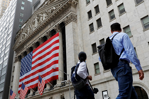 Люди проходят мимо Нью-Йоркской фондовой биржи (NYSE) на Манхэттене, Нью-Йорк, США(2023)|Фото: Reuters/Andrew Kelly
