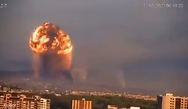 Взрыв на военном складе в Хмельницком(2023)|Фото: скриншот видео с сайта dailymail.co.uk