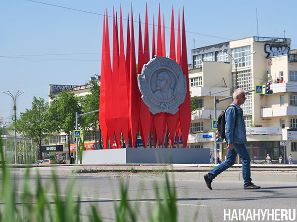 Краснознаменная группа с орденом Ленина на площади Первой Пятилетки в Екатеринбурге(2023)|Фото: Накануне.RU