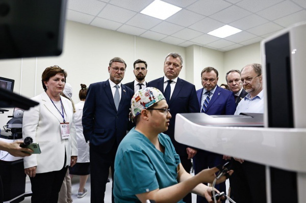 игорь бабушкин в медуниверситете(2023)|Фото: пресс-служба губернатора Астраханской области