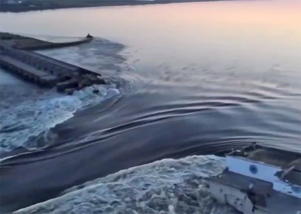 Прорыв плотины на Каховской ГЭС(2023)|Фото: скриншот видео с telegram-канала Юрия Подоляки / t.me/yurasumy
