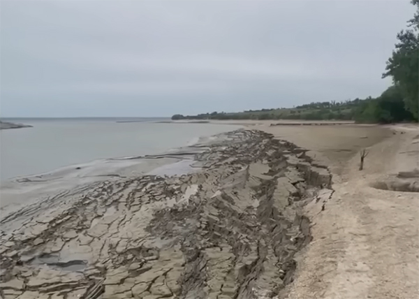 Потерявшее воду Каховское водохранилище(2023)|Фото: скриншот с youtube-канала "НАШ ХЕРСОН" / youtube.com/@NASHXEPCOH