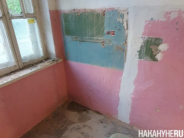 Старый подъезд в одном из домов Екатеринбурга(2023)|Фото: Накануне.RU Старый подъезд в одном из домов Екатеринбурга(2023)|Фото: Накануне.RU