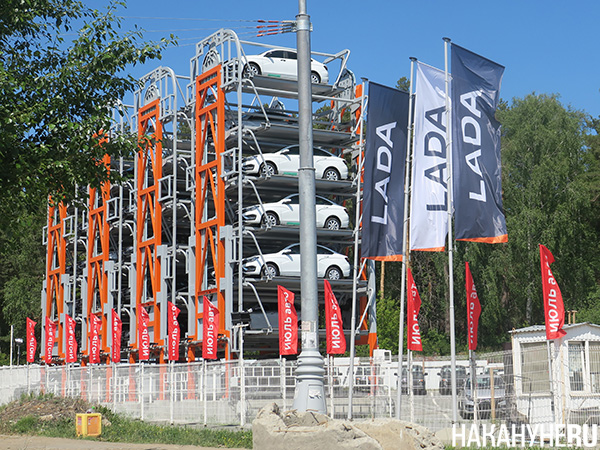 Вертикальная парковка новых машин рядом с салоном "Lada" в Екатеринбурге(2023)|Фото: Накануне.RU