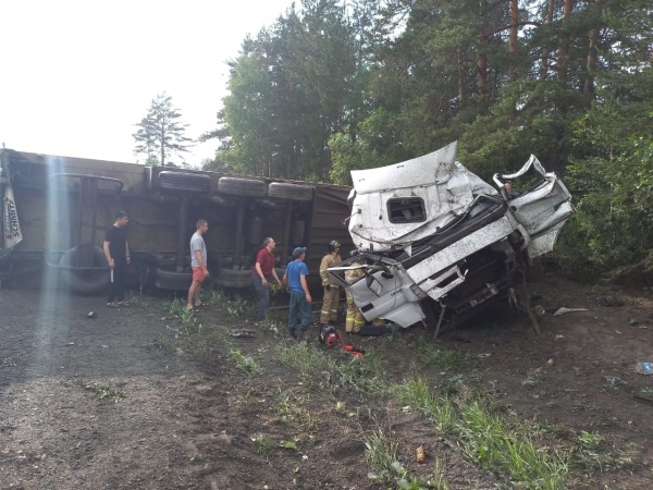 грузовик перевернулся на М-5(2023)|Фото: УГИБДД по Челябинской области