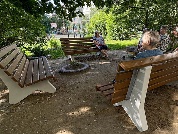 скамейки во дворе дома на Шефской, 61(2023)|Фото: Алексей Вихарев, vk.com/aleksey_vikharev
