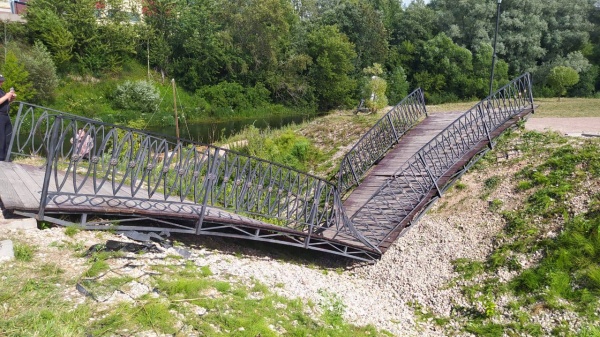 Мост, обрушившийся в Луге во время фестиваля "Ольгины берега"(2023)|Фото: Администрация Ленинградской области