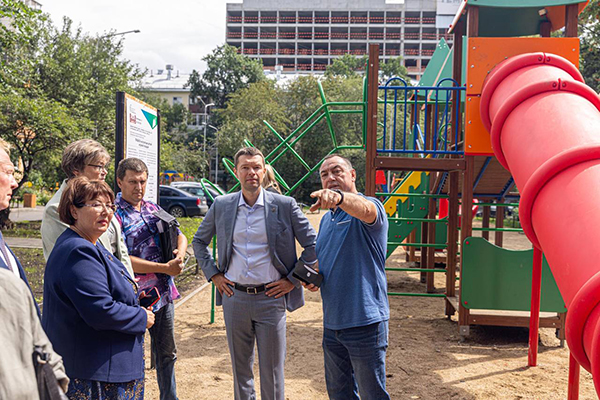 Алексей Вихарев на приемке благоустроенного двора на Уралмаше(2023)|Фото: пресс-служба депутата Алексея Вихарева