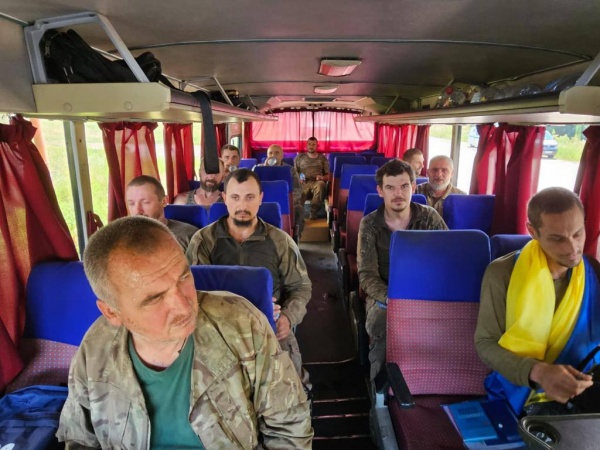 Украинские военнопленные возвращаются домой.(2023)|Фото: Telegram-канал главы офиса президента Украины Андрея Ермака