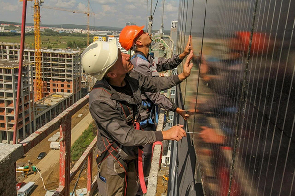Установка солнечных панелей на домах в Академическом районе Екатеринбурга(2023)|Фото: АО СЗ "РСГ-Академическое"
