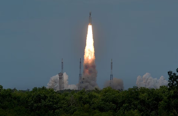 Индийский LVM3-M4 стартует с посадочным модулем "Чандраян-3" из Космического центра Сатиш Дхаван в Шрихарикоте, Индия, 14 июля 2023 года(2023)|Фото: REUTERS/Stringer