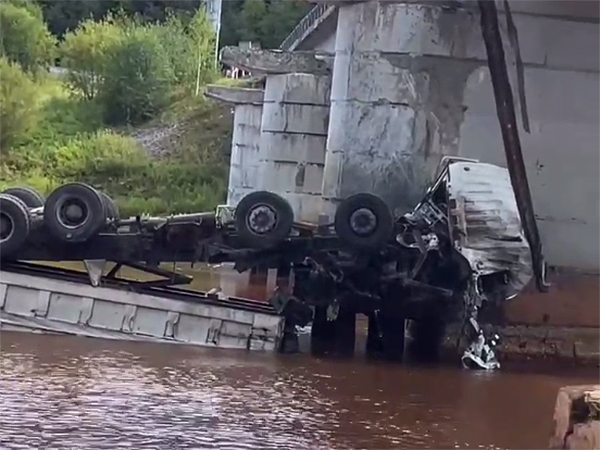 КАМАЗ упал в реку в Пермском крае(2023)|Фото: t.me/permchpdtp, скриншот видео