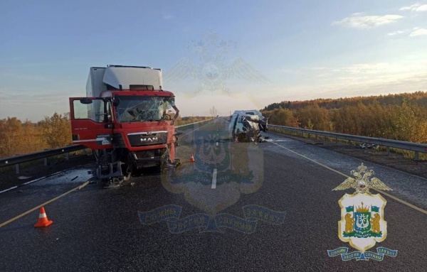 В Югре микроавтобус столкнулся с грузовиком "Магнита"(2023)|Фото: Госавтоинспекция ХМАО-Югры