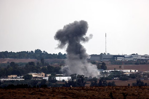 Ракета, запущенная из сектора Газа, поразила район недалеко от Сдерота (юг Израиля, 9 октября 2023 г.)(2023)|Фото: Reuters/Amir Cohen