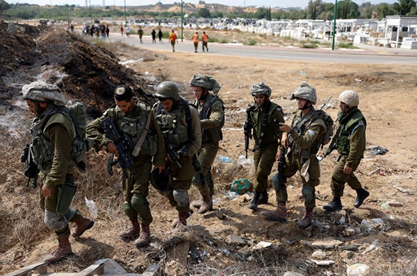 Израильские солдаты (Ашкелон, 10 октября 2023 г.)(2023)|Фото: Reuters/Amir Cohen
