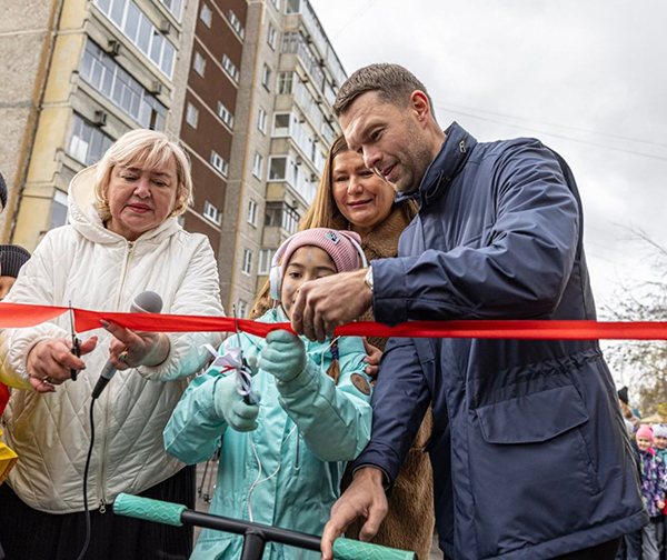 Алексей Вихарев на открытии тротуара к школе N°167 в Екатеринбурге(2023)|Фото: Дмитрий Иванов