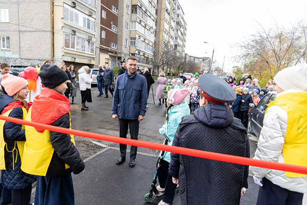 Алексей Вихарев на открытии тротуара к школе N°167 в Екатеринбурге(2023)|Фото: Дмитрий Иванов