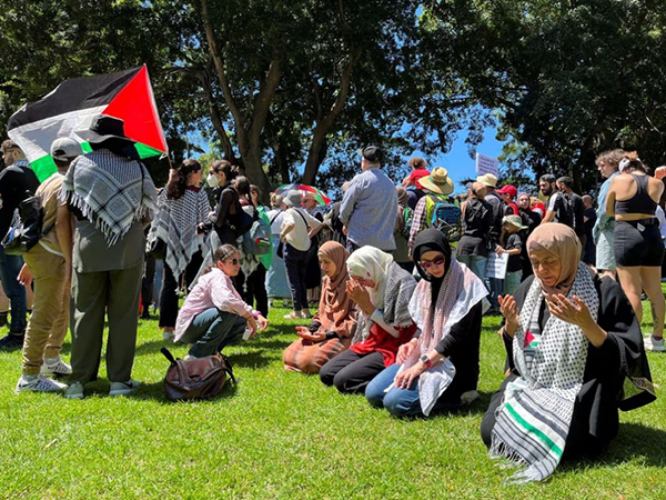 Женщины молятся перед пропалестинским митингом в Гайд-парке (Сидней, Австралия, 15 октября 2023 г.)(2023)|Фото: Reuters/Lewis Jackson