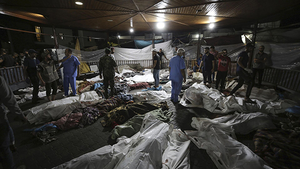 Жертвы удара по больнице "Аль-Ахли Аль-Маадани" в Газе(2023)|Фото: AP Photo / Abed Khaled