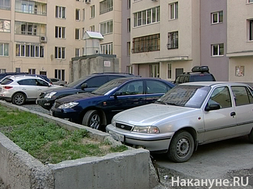 Парковка около жилого дома по ул. Хохрякова, 72(2010)|Фото: Накануне.RU