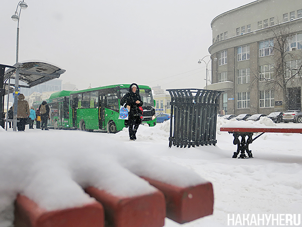 Заснеженная остановка в центре Екатеринбурга(2023)|Фото: Накануне.RU