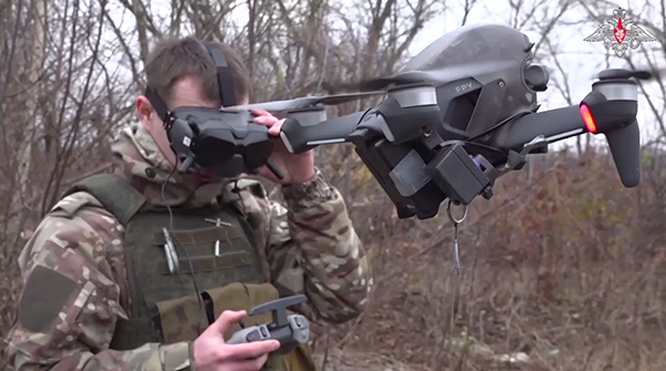Инженерные подразделения "Южной" группировки войск применяют FPV-дроны для дистанционного разминирования территорий(2023)|Фото: скриншот с видео Минобороны РФ