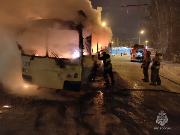 сгоревший троллейбус в Екатеринбурге(2023)|Фото: ГУ МЧС России по Свердловской области