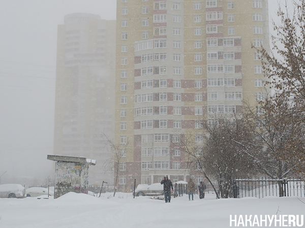 Снегопад в районе ЖБИ в Екатеринбурге(2024)|Фото: Накануне.RU