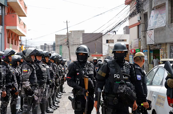 Полиция после операции по обеспечению безопасности из-за беспорядков (Кито, Эквадор, 08.01.24)(2024)|Фото: Reuters / Karen Toro