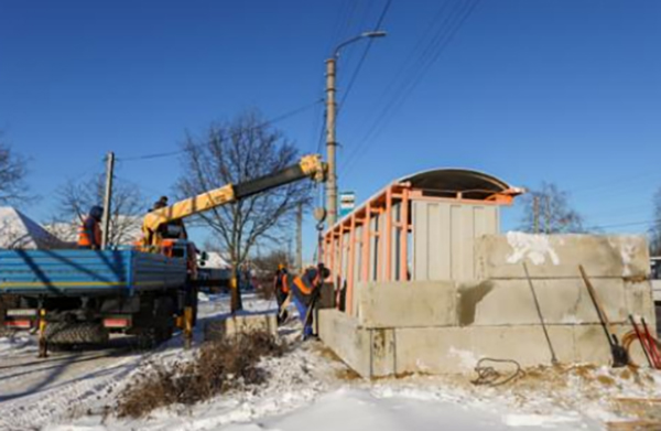 Остановка из бетонных конструкций в Белгороде(2024)|Фото: Евгений Силантьев/ ТАСС