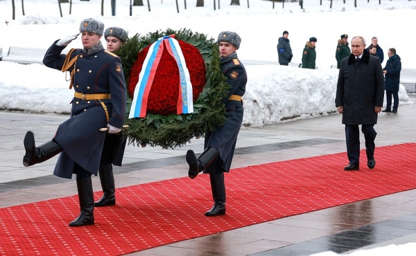 Владимир Путин возложил венок к монументу Мать-Родина на Пискаревском мемориальном кладбище(2024)|Фото:  Вячеслав Прокофьев, ТАСС