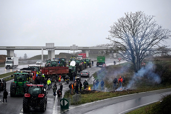   ,     -  (2024)|: AP Photo / Christophe Ena